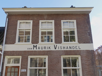 908548 Afbeelding van de onlangs teruggebrachte muurreclame 'VAN MAURIK VISHANDEL', op de voorgevel van het pand ...